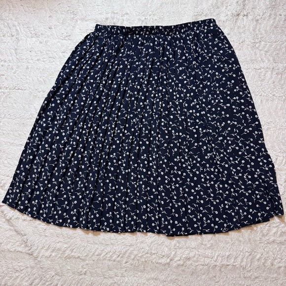 Skirts Vintage Navy Blue Floral Pleated Midi Skirt Womens 2 Petite skirts-vintage-navy-blue-floral-pleated-midi-skirt-womens-2-petite